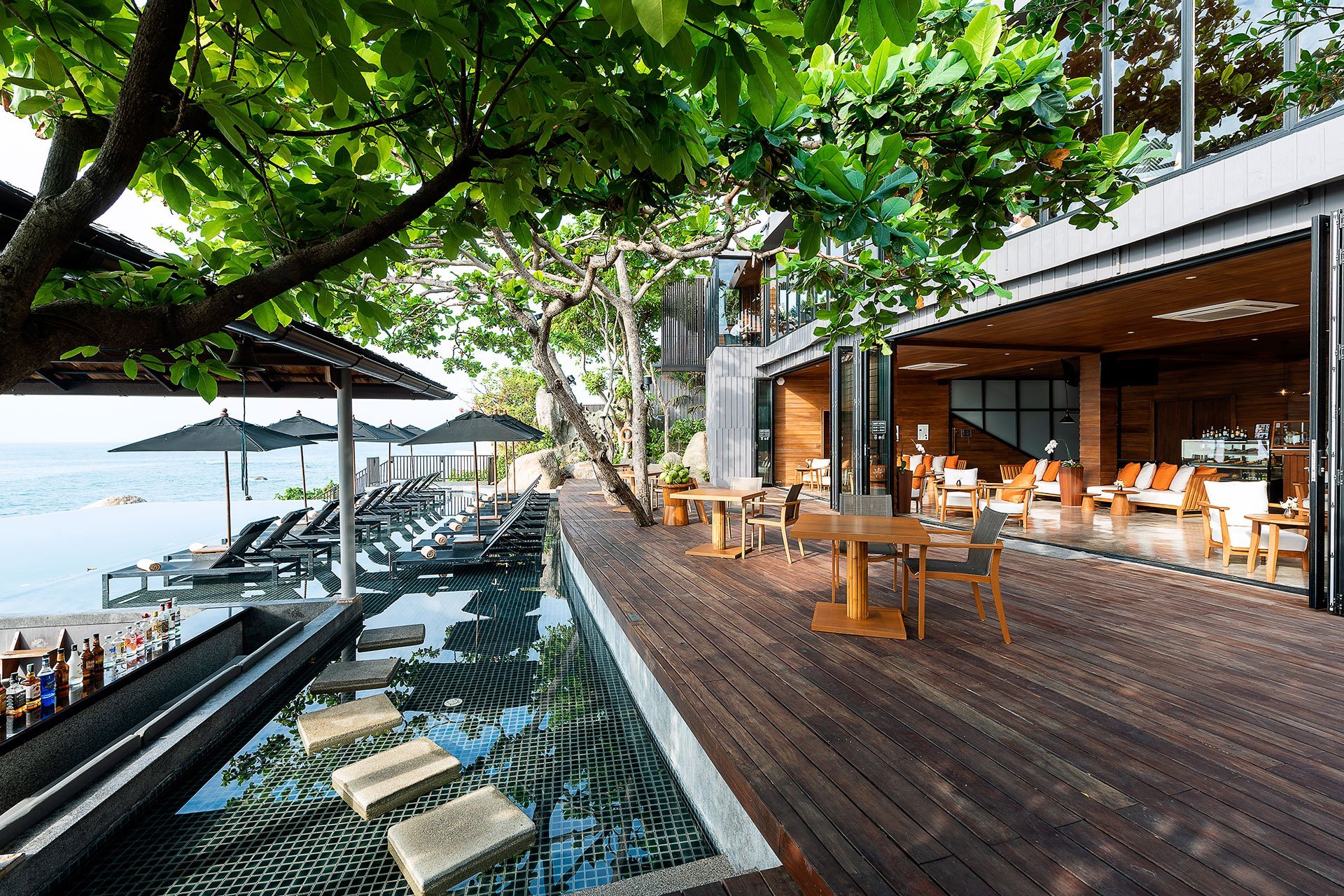 بار صن على المسبح