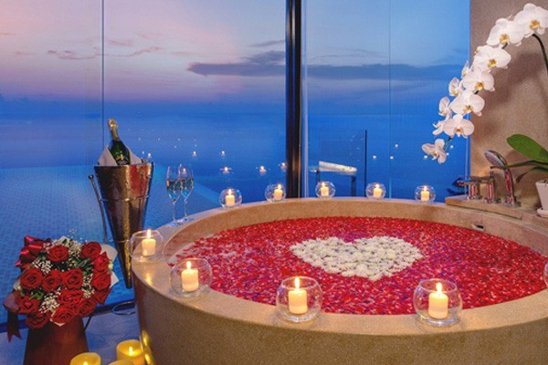 CELEBRATE LIFE WITH A LUXURY BATH